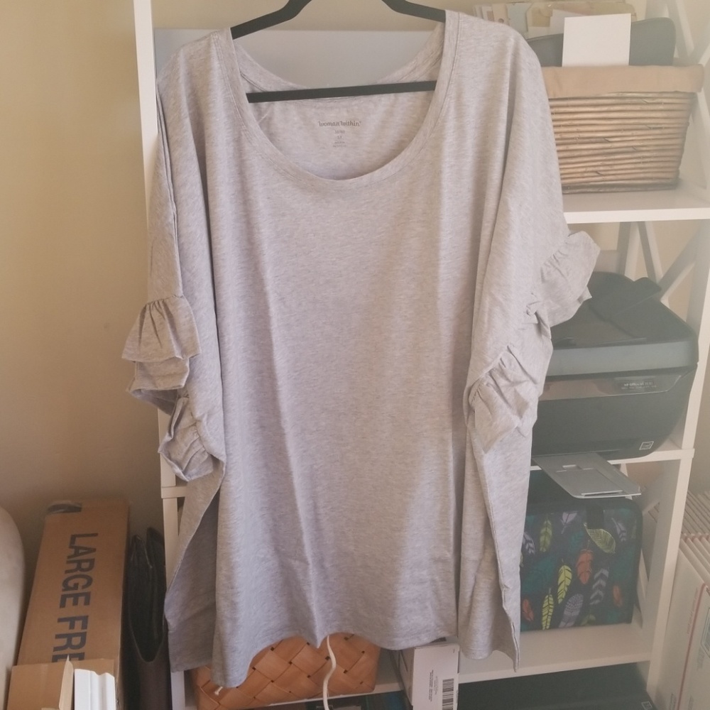 Plus sz woman within ruffle tee, 5x